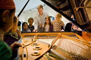 C. Bechstein Klavierbauer Workshop für Kinder