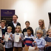 Klavierlehrer Anton Wildemann und seie stolzen Schützlinge beim Schülerkonzert 2016 im Bechstein Centrum Frankfurt.