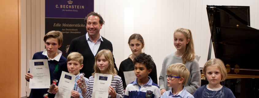 Klavierlehrer Anton Wildemann und seie stolzen Schützlinge beim Schülerkonzert 2016 im Bechstein Centrum Frankfurt.