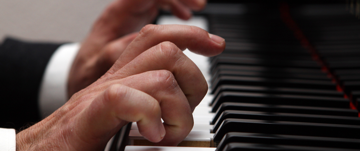 Klavierlehrer Anton Wildemann am Piano